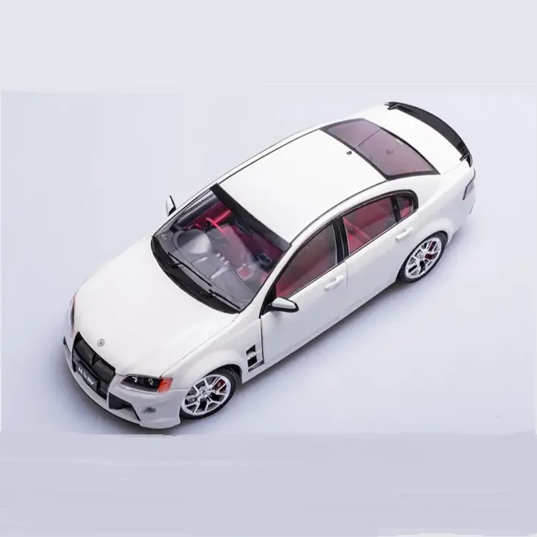 Biante Holden HSV W427 - 2008 - Heron White, 1:18 Scale Diecast Car